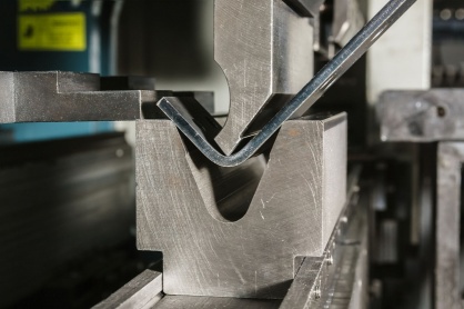 Pliage en V de t&ocirc;le en usine